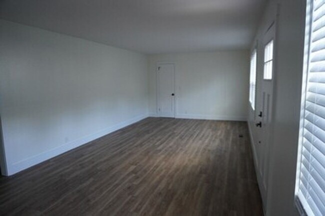 Building Photo - 2128 Sharondale Dr