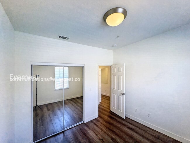 Building Photo - 650 Summer Ln