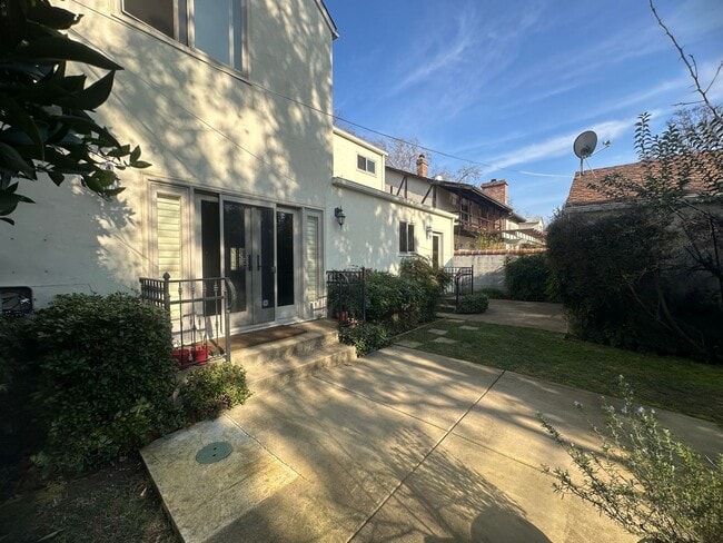 Building Photo - 4 Bedroom 3 Bathroom Land Park Home