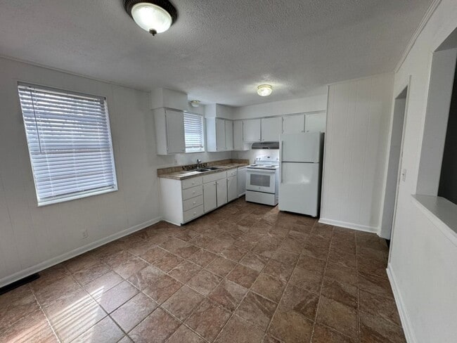 Building Photo - 3 Bedroom, 1 Bath House East Nashville with large back yard!