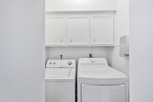 Building Photo - 9410 Stonehouse Ln