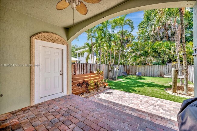 Building Photo - 853 SW 11th Ct