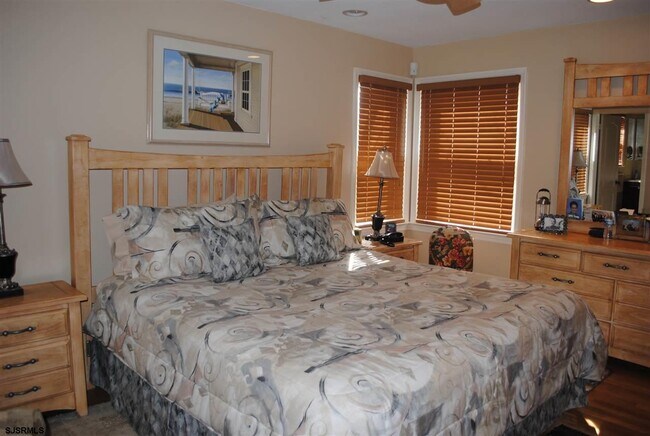 Building Photo - 110 N Gladstone Ave