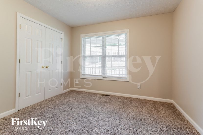 Building Photo - 940 Willow Hollow Dr