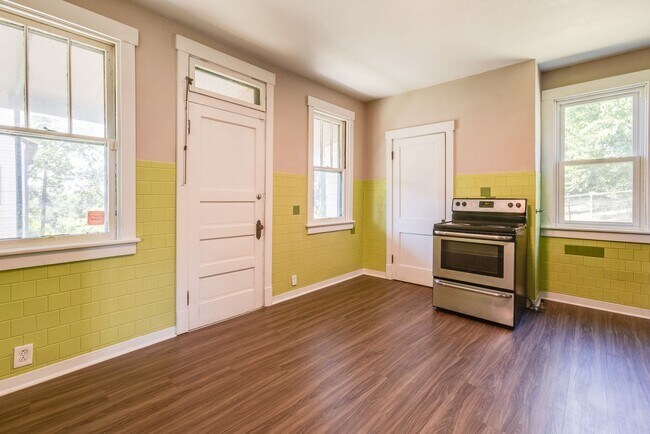 Building Photo - AVAILABLE APRIL 2026