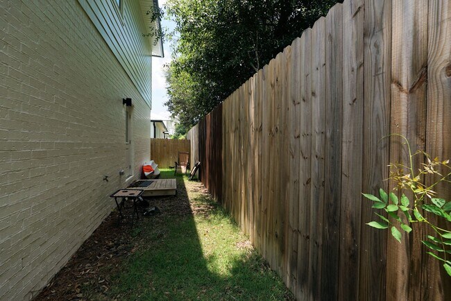 Building Photo - Newer Home in Valparaiso- Close to Eglin AFB