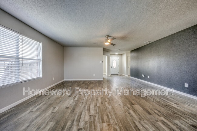 Building Photo - 121 Thoroughbred Dr