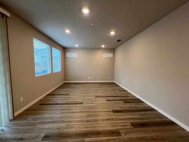 Building Photo - Lovely 3 Bedroom 2 Bathroom Home Close to Parks, Restaurants, Freeway Access, And More!