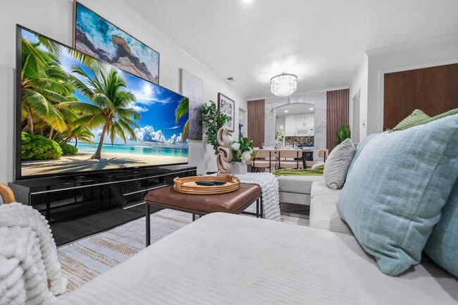 Building Photo - 606 S Sunshine Ave