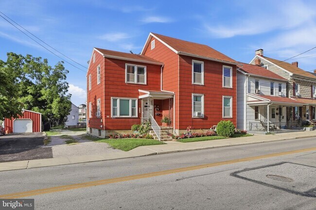 Building Photo - 219 3rd St