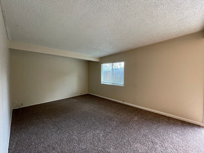 Building Photo - Freshly Updated 3-Bedroom, 1.5-Bathroom Ho...