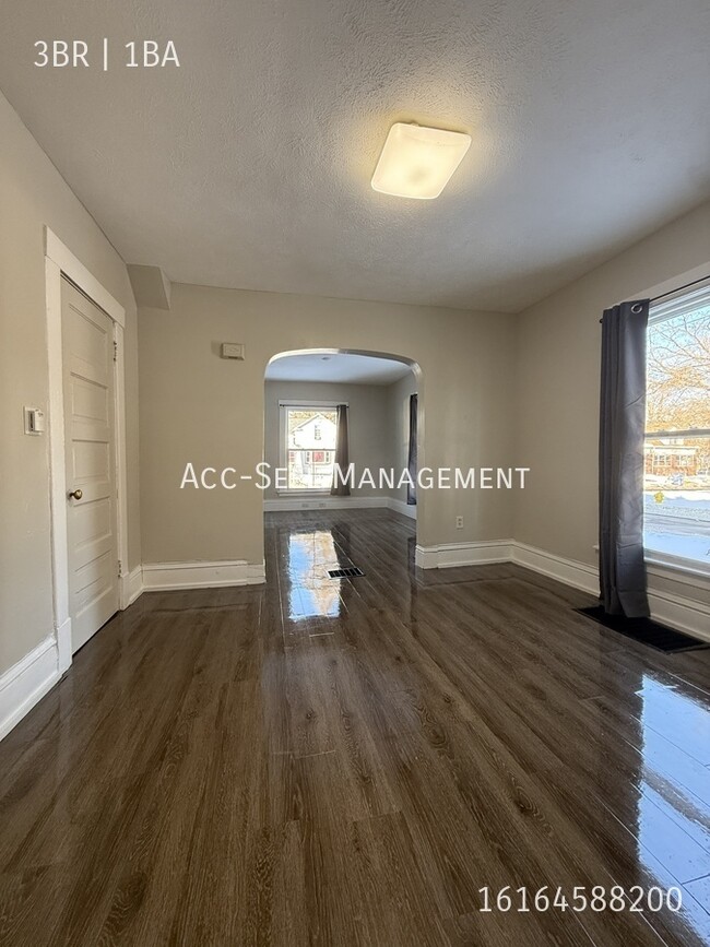 Building Photo - 956 Adams St SE