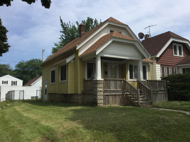 Building Photo - Roomy 3 Bedroom Single Family Home ( Frank...