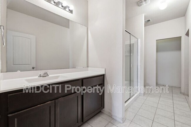 Building Photo - 205 Tallow Trl