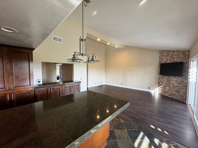 Building Photo - Stunning Mission Viejo home with a View