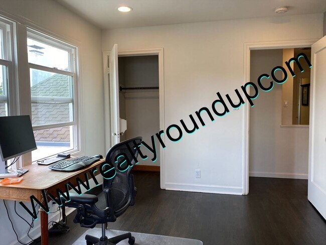 Building Photo - Three bed, Two Bath Home By UOP