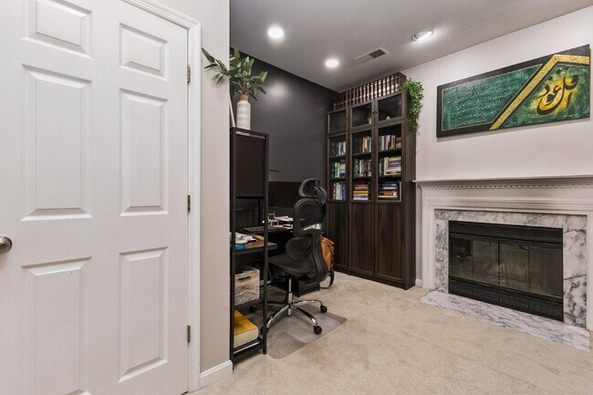 Building Photo - Nestled in the desirable Potomac Lakes com...
