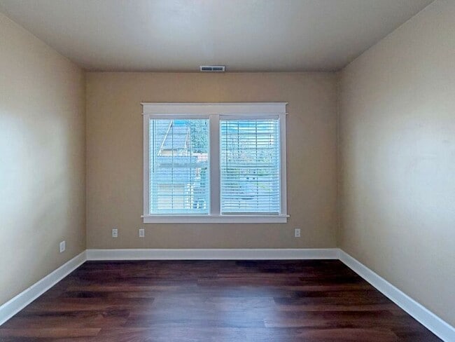 Building Photo - 520 Honeysuckle Ln