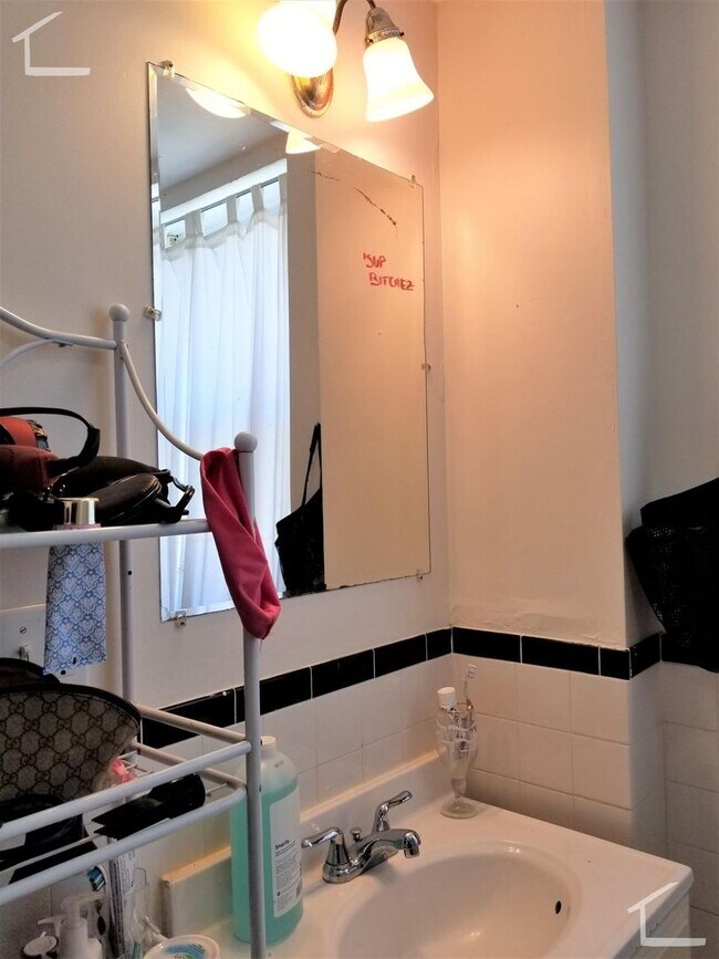 Building Photo - Packard's Corner three bedroom filled with sunlight