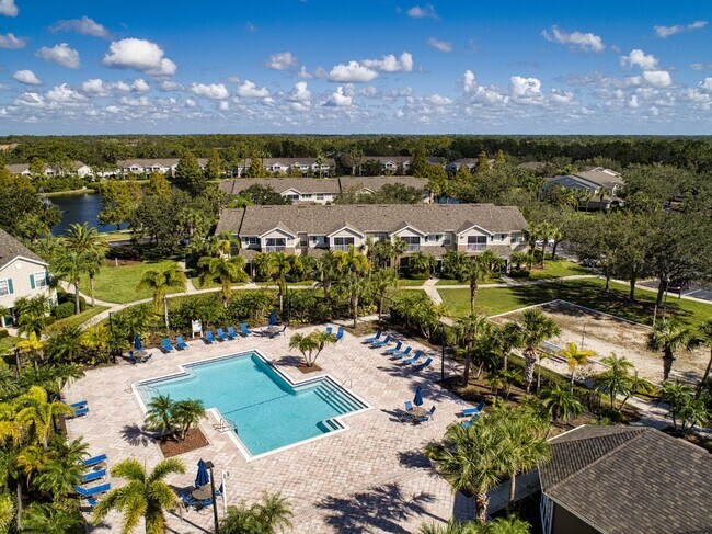 Building Photo - 2 Bedroom Condo W/ Garage in Lakewood Ranch