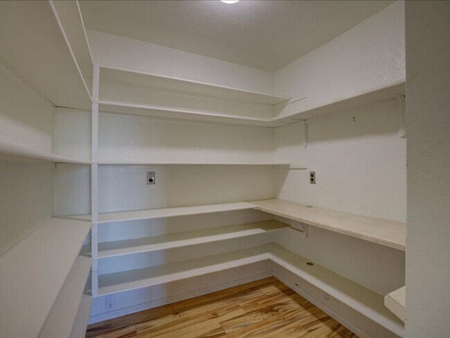 Building Photo - 4 Bedrooms, 3 Bathrooms