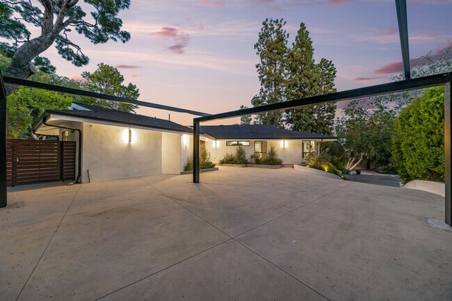 Building Photo - 16105 Clear Oak Dr