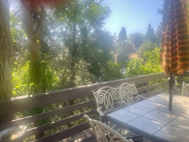 Building Photo - Level Entry 2 bedroom 2 bath