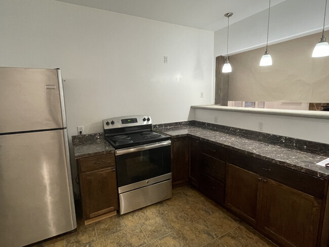 Kitchen Bar Area - 433 N Cypress St