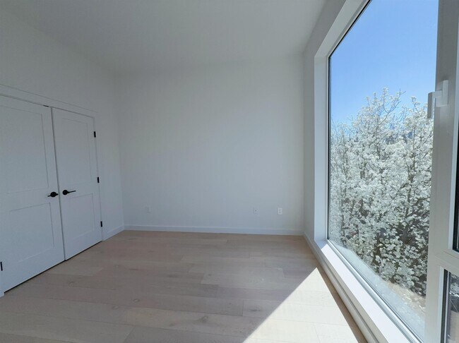 Building Photo - 425 3rd St