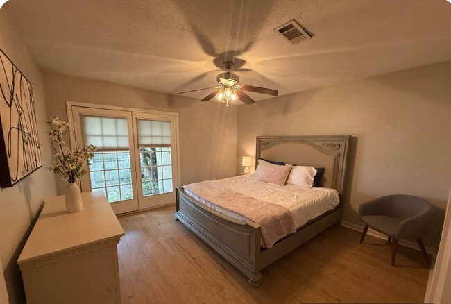 primary King bed and dresser - 7008 Copper Cove