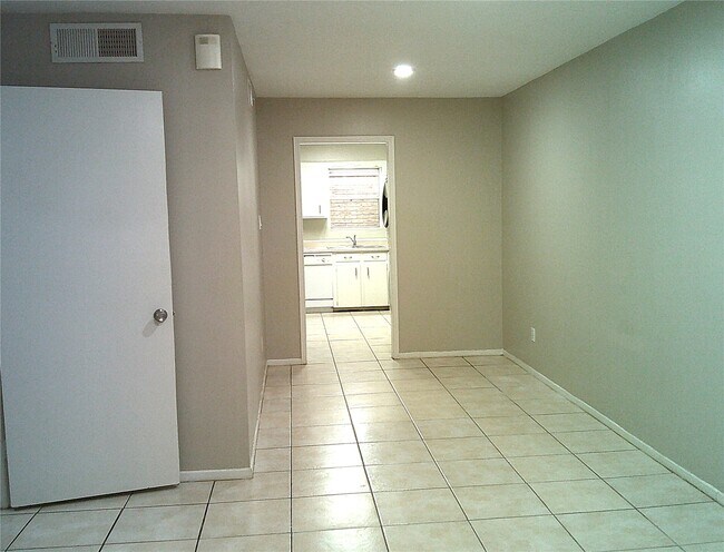 Building Photo - 1102 W Tri Oaks Ln