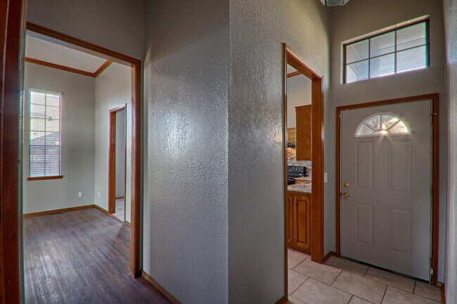 Building Photo - Beautiful house in Yukon 3 bed and 2 bath