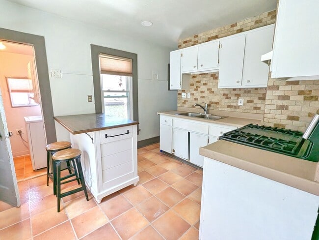 Building Photo - Adorable 2BR 1B in a Historic Neighborhood