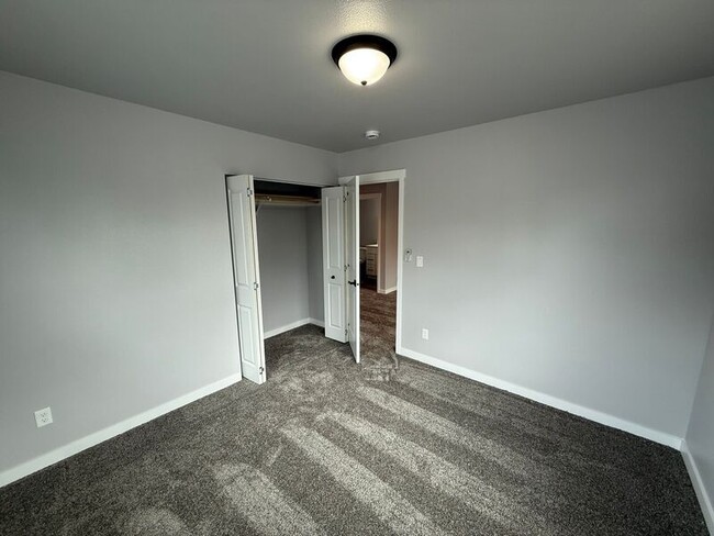 Building Photo - 875 Hickory St NE