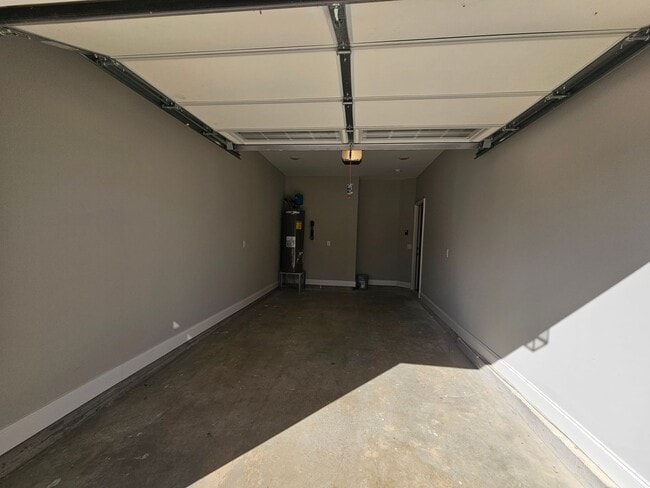 Building Photo - LUXURY TOWNHOME  IN THE CENTER OF MANCHESTER!