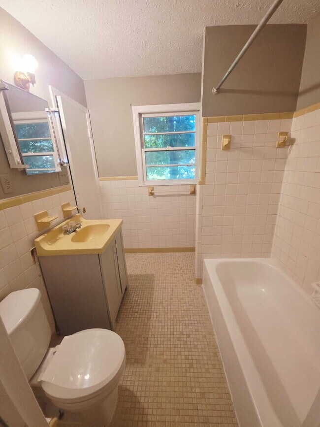 Building Photo - "Spacious 5-Bedroom Haven with 2 Full Bath...