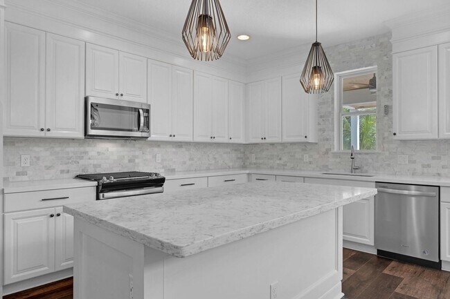 Building Photo - Gorgeous 4 bedroom/3.5 bath estate home fo...