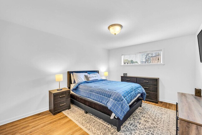 Building Photo - 250 Little St