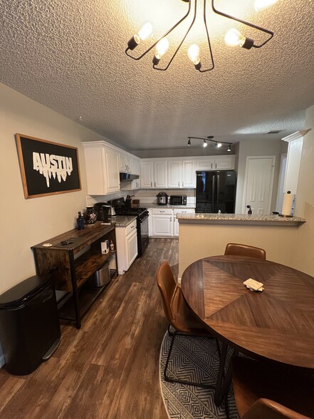 Building Photo - 807 Kavanagh Dr