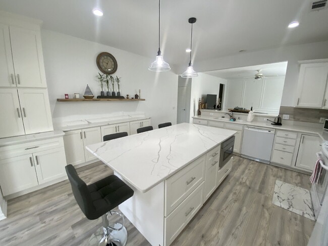 Building Photo - Fully Furnished Two Bedroom Home in Sun City!