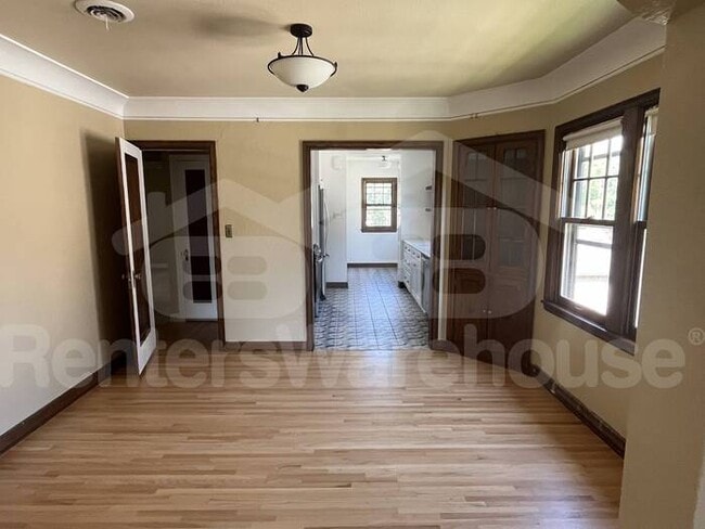 Building Photo - 2 Bed/1 Bath Upper Duplex in Minneapolis