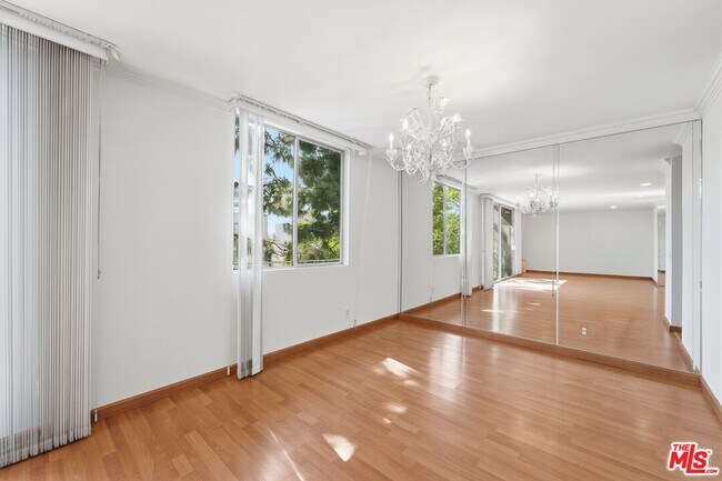 Building Photo - 100 S Doheny Dr
