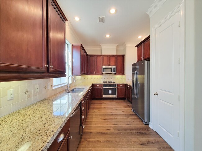 Building Photo - 2416 La Branch St