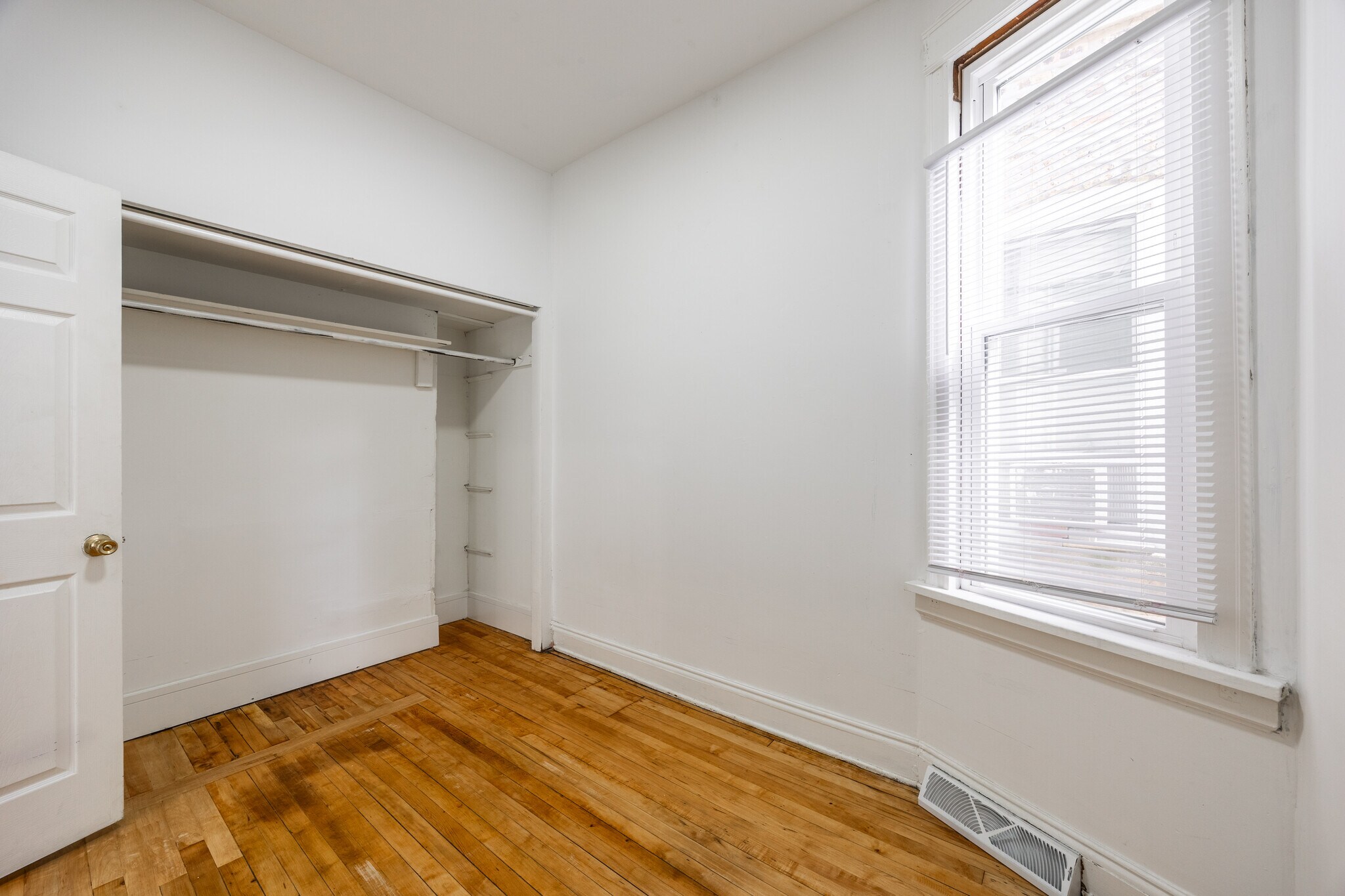 Building Photo - 2142 N Karlov Ave
