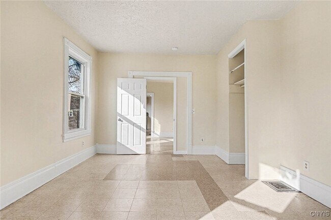 Building Photo - 302 Kellogg St