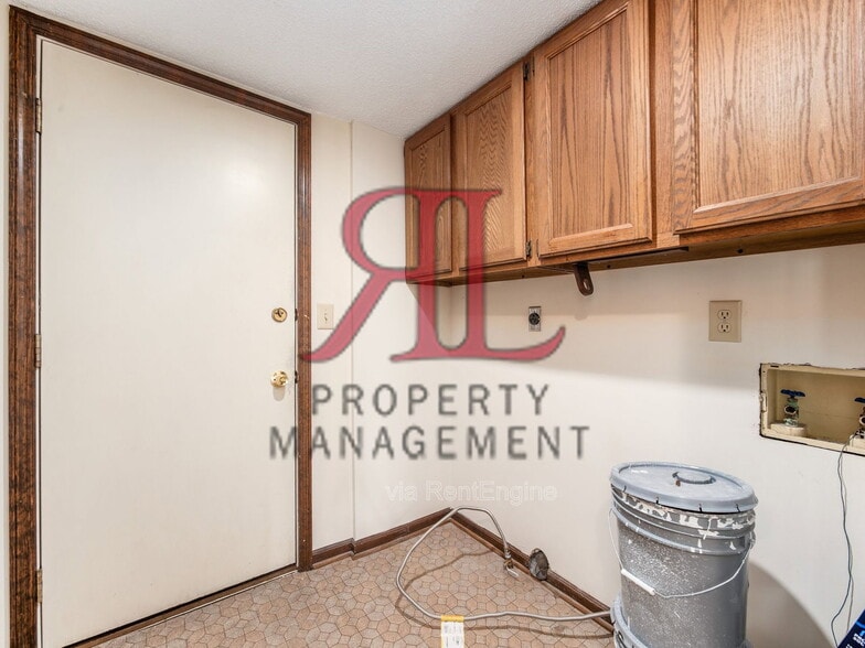 Building Photo - 7448 Gardenview Pl