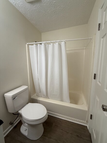 Building Photo - 1120 Sweetwater Cir