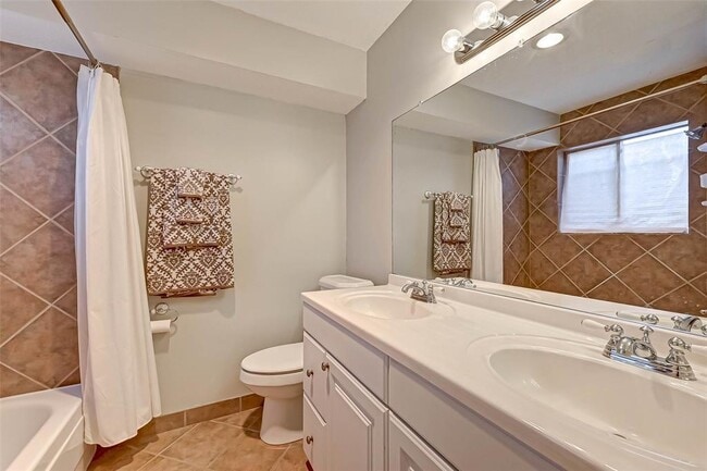 Building Photo - 2201 Fountain View Dr
