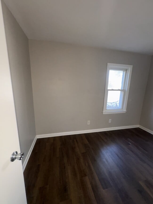 Building Photo - 2504 Vendome Dr S