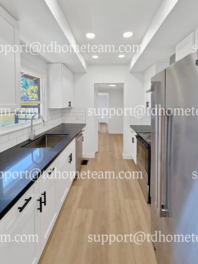 Building Photo - "Charming 3-Bed Home with 2 Baths in the H...